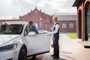 5 Hidden Uber & Taxi Flaws at DXB Airport — And How a Chauffeur Service in Dubai Fixes Them All 